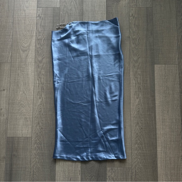 Lioness satin midi skirt with cut out - Picture 2 of 3